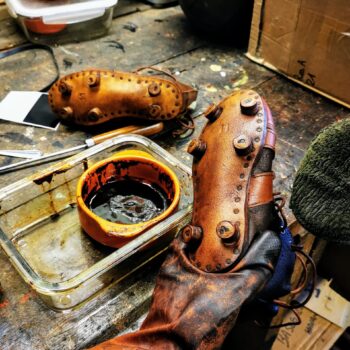 La semelle patinée d'une vieille paire de crampons junior dans un atelier