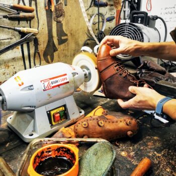 Rénovation d'une vieille paire de crampons vintage pour enfant