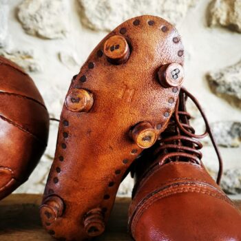 Semelle en cuir d'une paire de crampons vintage pour enfants