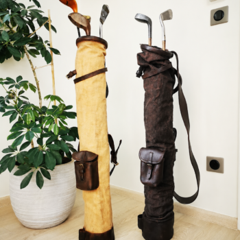 Deux sacs de golf en toile vintage beige et brun avec clubs anciens
