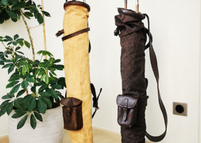 Deux sacs de golf en toile vintage beige et brun avec clubs anciens