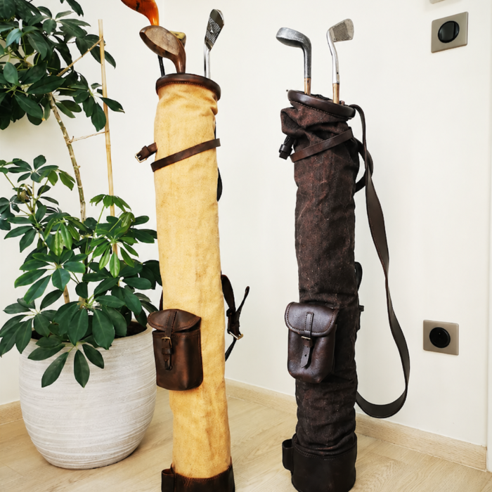 Deux sacs de golf en toile vintage beige et brun avec clubs anciens