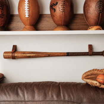 Support mural en cuir pour batte de baseball dans une décoration sport vintage