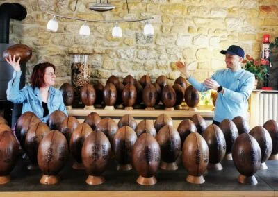 Ben et Sara avec une grosse commande de ballons ovales pour un club de rugby