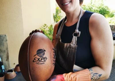 Sara Leclerc pour Ben et Flo avec un ballon vintage dans les mains