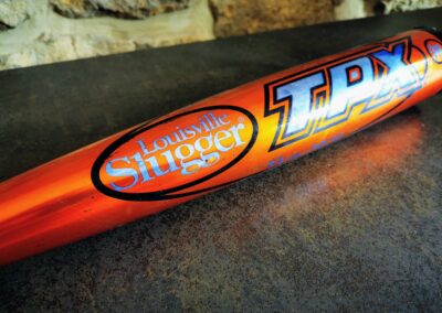 Batte de baseball en aluminium Louisville Slugger orange, idéale pour une décoration baseball vintage
