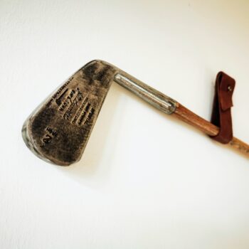 Club de golf accrochée par un support en cuir