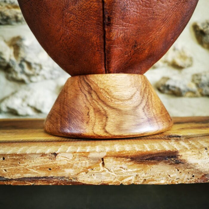 Socle bois acacia détail finition artisanale support ballon