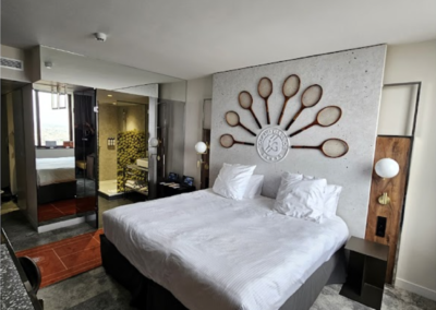 chambre VIP Roland-Garros avec décoration murale en raquettes de tennis vintage