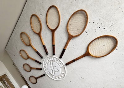 raquettes de tennis vintage en bois en décoration murale Roland-Garros Paris