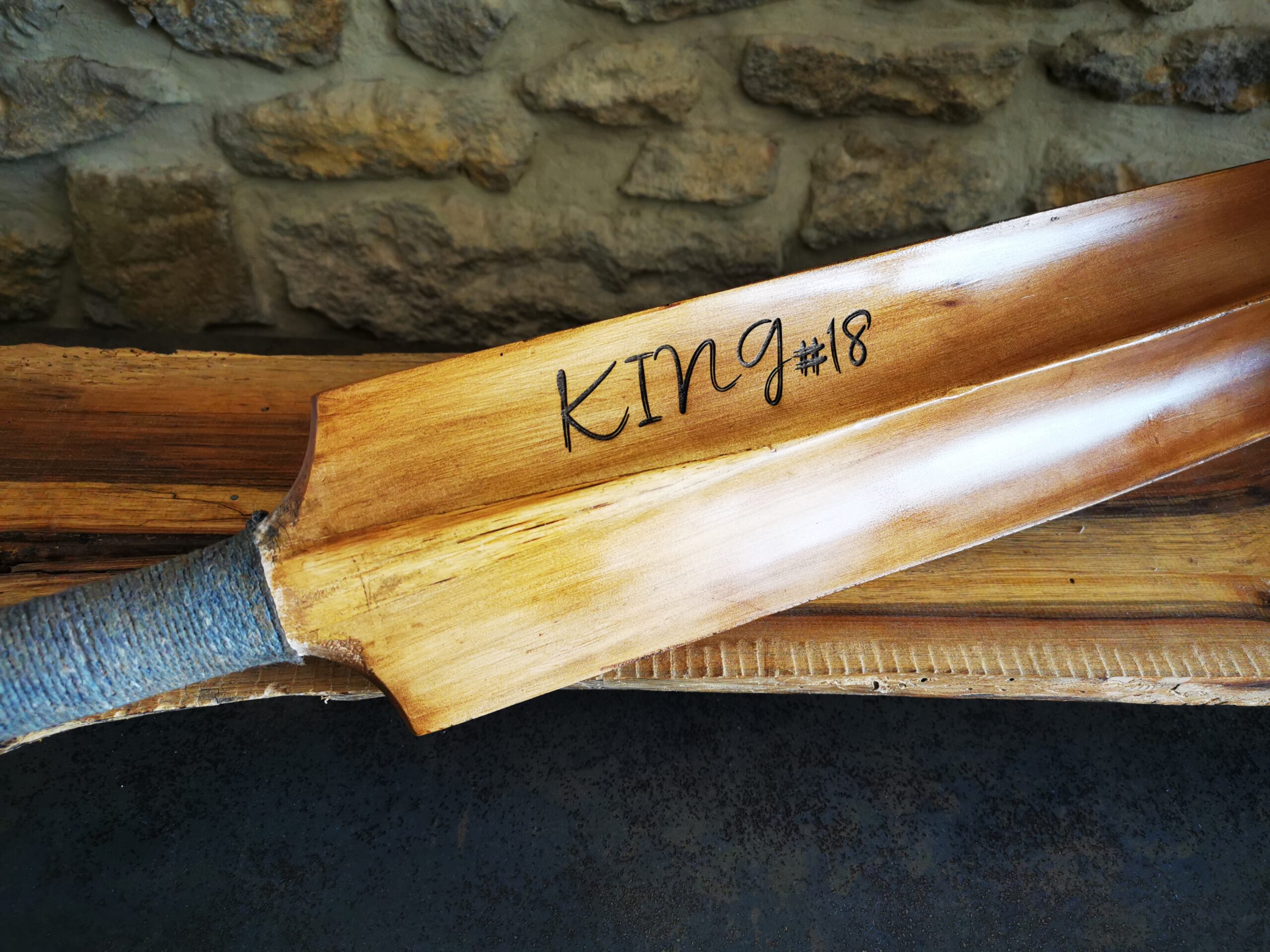 batte de cricket personnalisée avec gravure King numéro 18 sur bois vintage