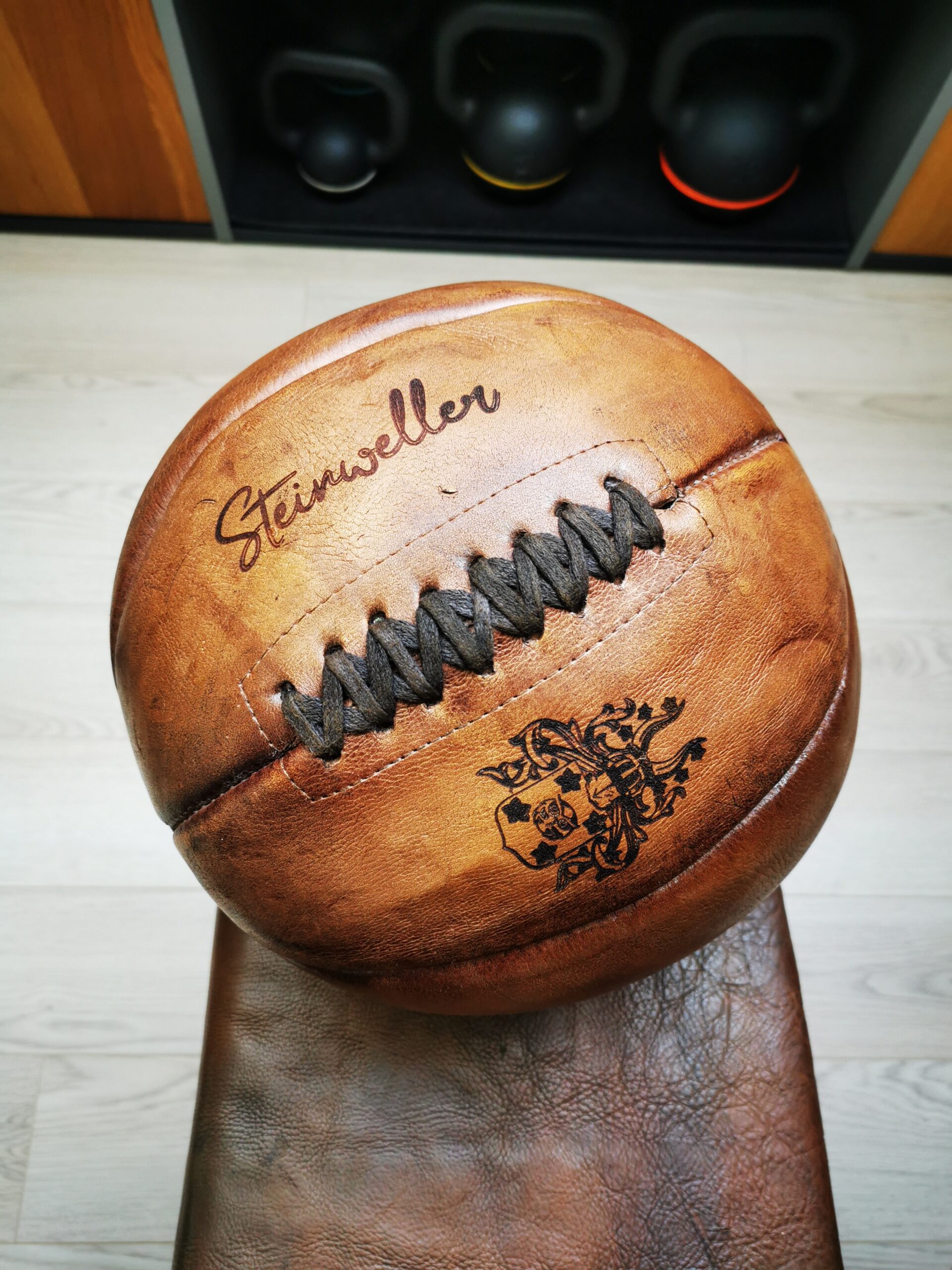 Medecine ball cuir vintage personnalisé gravure texte fitness
