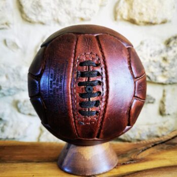 Ballon de foot de petite taille en cuir brun