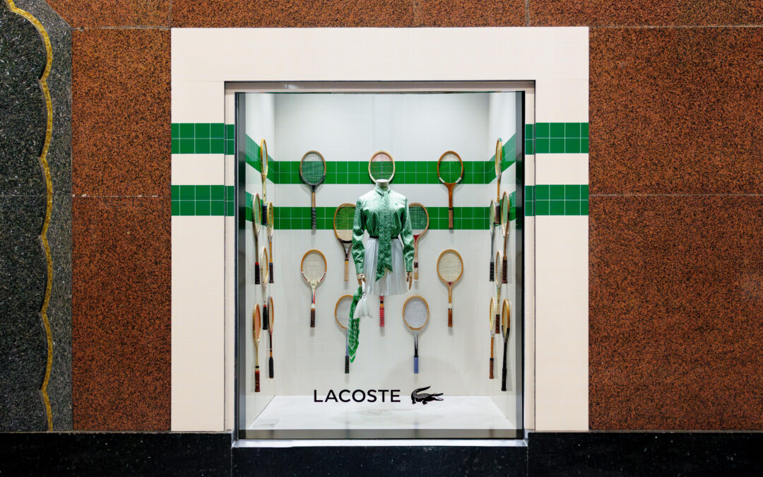 Raquettes de tennis vintage : comment Lacoste et Simons travaillent avec Ben & Flo pour leurs vitrines