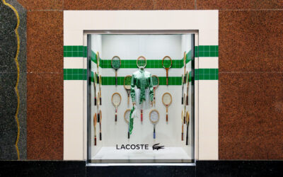 Raquettes de tennis vintage : comment Lacoste et Simons travaillent avec Ben & Flo pour leurs vitrines