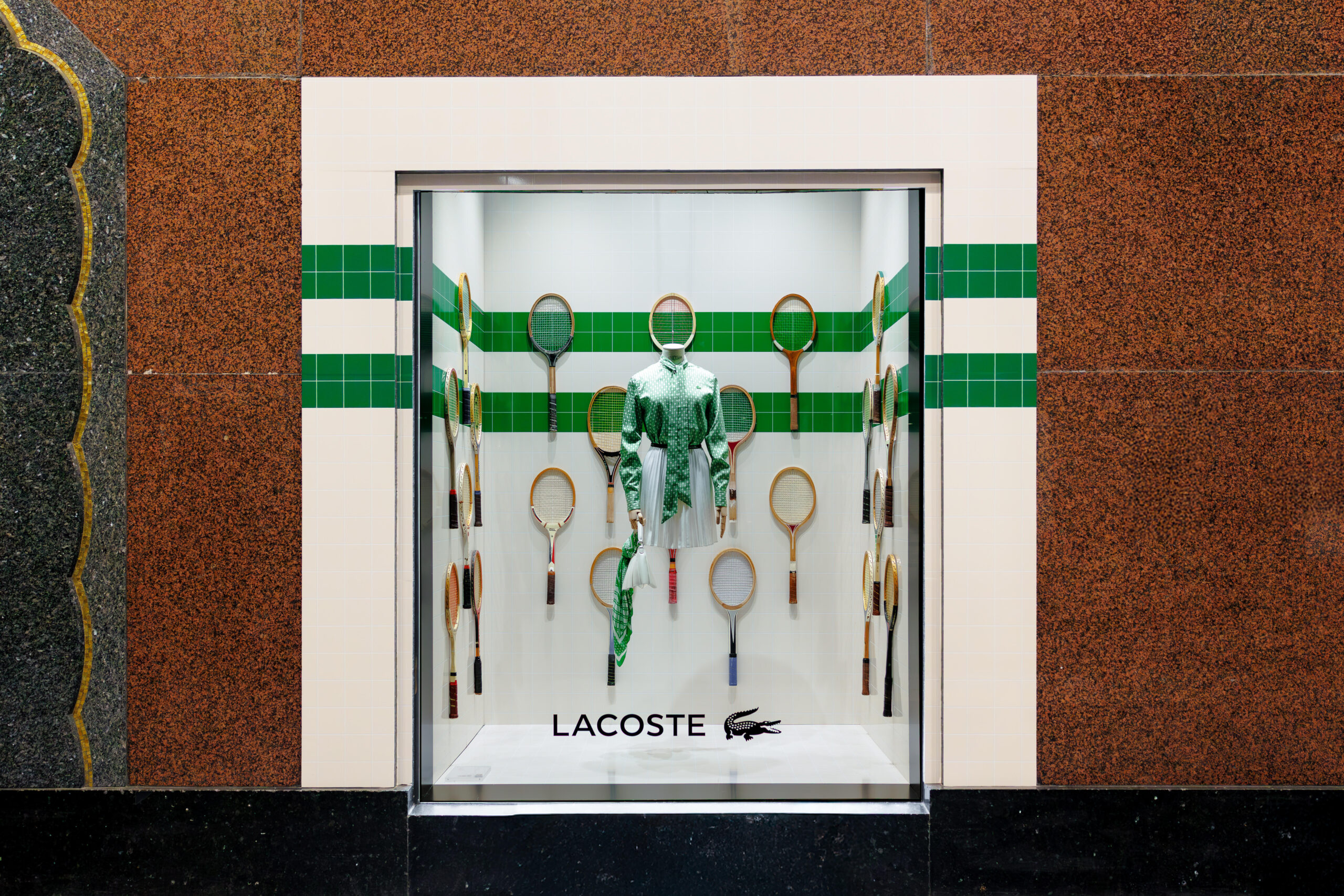 raquettes de tennis vintage en vitrine Lacoste Galeries Lafayette Paris décoration tennis