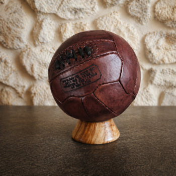 Ballon de foot miniature vintage en cuir brun