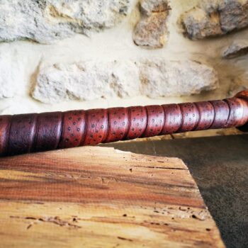 Batte de baseball en bois avec grip en cuir patiné à la main