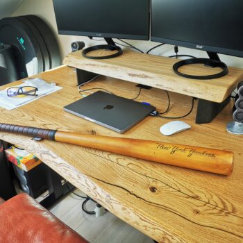 Batte de baseball en bois personnalisée New York Yankees sur un bureau