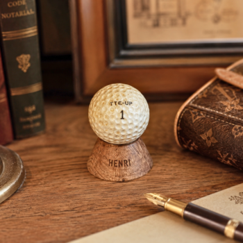 Socle balle de golf personnalisé en bois avec prénom Marc gravé.