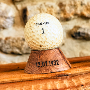 Support balle de golf personnalisé avec date gravée sur socle en bois