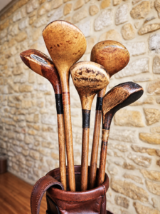 Clubs de golf en bois anciens à shaft en hickory et têtes en bois restaurées