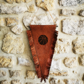 Fanion de basket en cuir marron avec franges et logo de ballon de basket gravé
