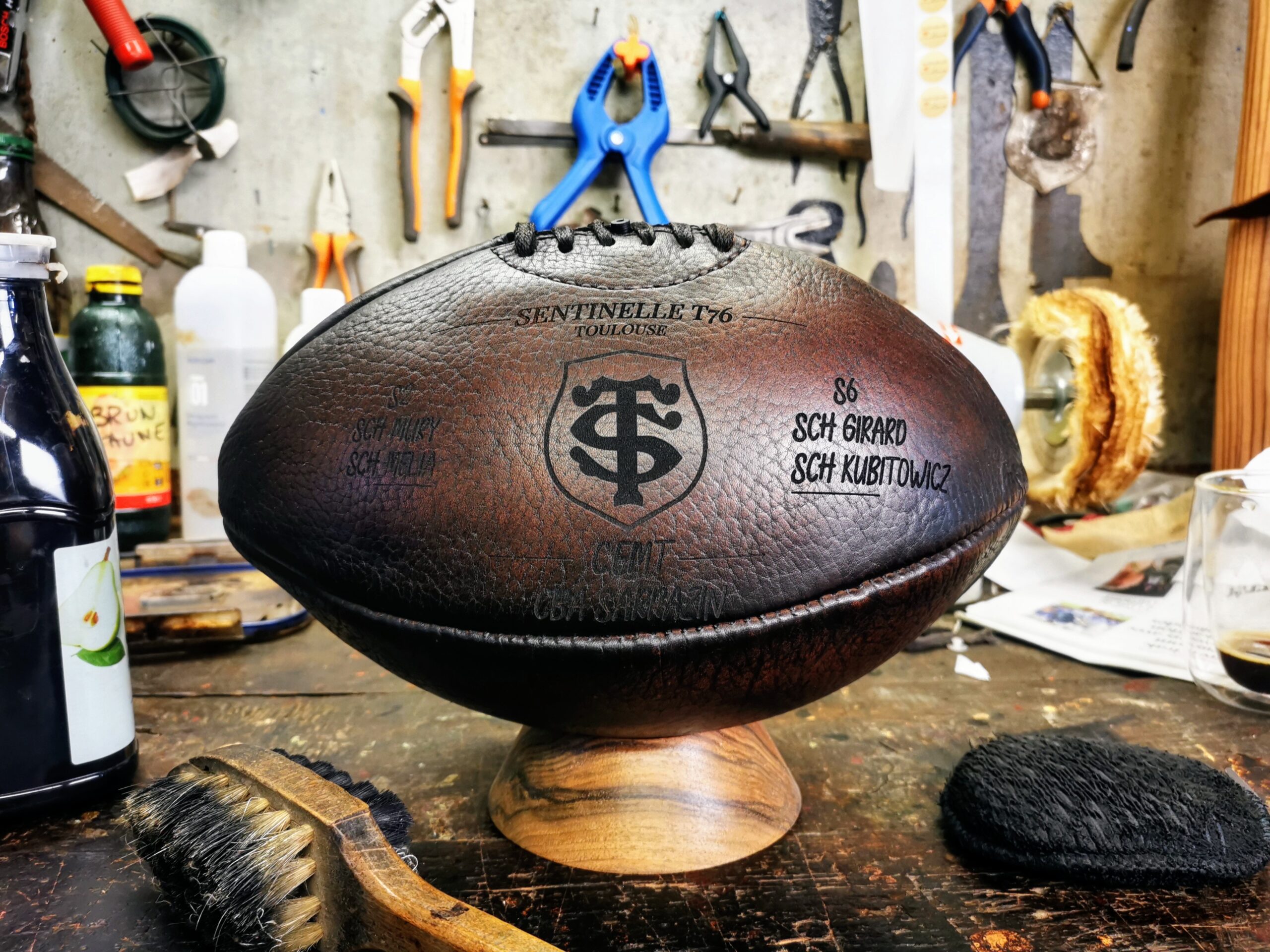 Ballon de rugby en cuir brun personnalisé avec le logo du Stade Toulousain gravé